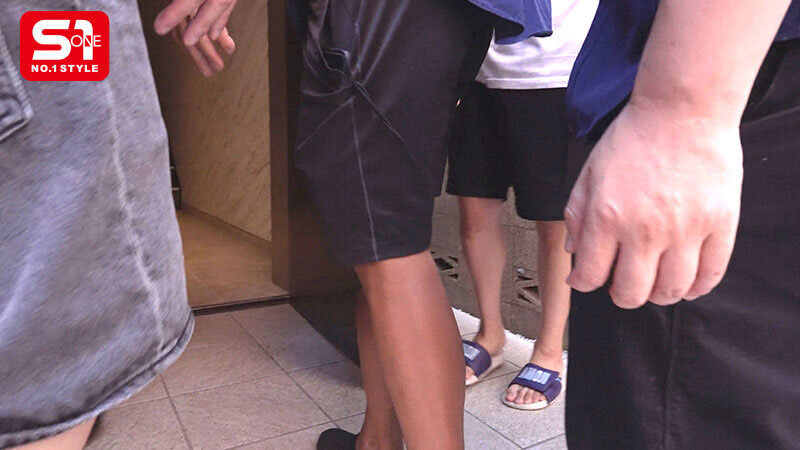 连假不准耍废！大量男根突袭「村上悠华」家，和禁欲180天的她大乱搞